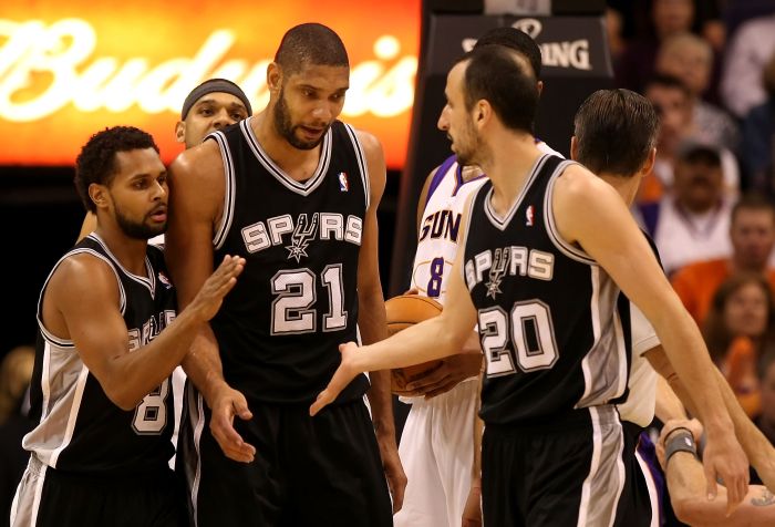 Tim Duncan (21) foi o grande destaque da quinta vitória consecutiva do Spurs, na noite de terça-feira, sobre o Phoenix Suns | Christian Petersen/AFP
