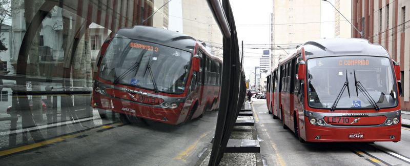 Ônibus curitibanos: difícil de conseguir motoristas. | Felipe Rosa / Gazeta do Povo