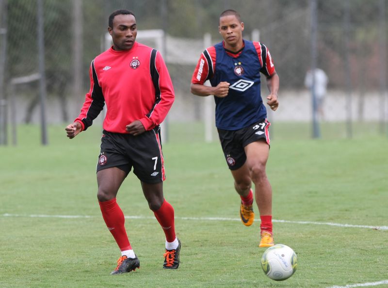 Guerrón (esq) pode retornar ao time do Atlético contra o Iraty | Aniele Nascimento / Gazeta do Povo