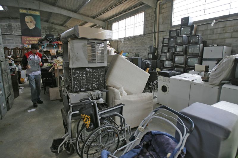 O técnico em eletrônica Paulo Cesar da Silveira vai toda semana ao bazar do Pequeno Cotolengo em busca de eletrônicos e móveis | Jonathan Campos/ Gazeta do Povo