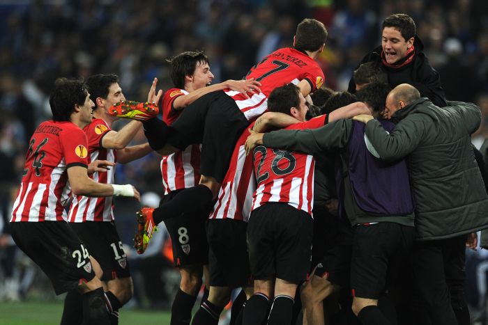 Jogadores do Athletic Bilbao comemoram na vitória por 4 a 2 fora de casa sobre o Schalke 04 pela Liga Europa | Patrik Stollarz/AFP