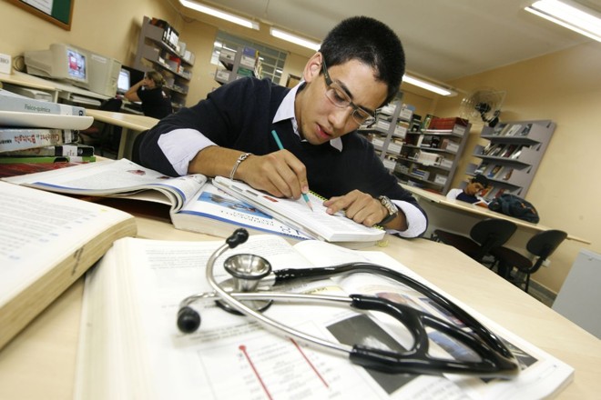 Perto da concorrência, Caio Hanai busca mais estímulo para estudar | Antônio Môre / Gazeta do Povo