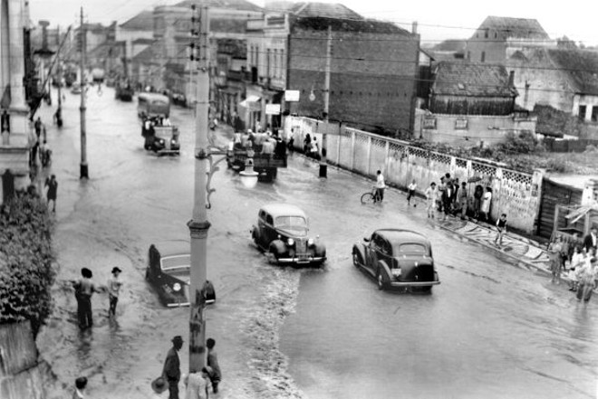 Rua Barão do Rio Branco esquina com José Loureiro, durante uma enchente do Rio do Ivo em 11 de fevereiro de 1947. O terreno que aparece à direita foi a causa do desvio do rio em 1992 | 