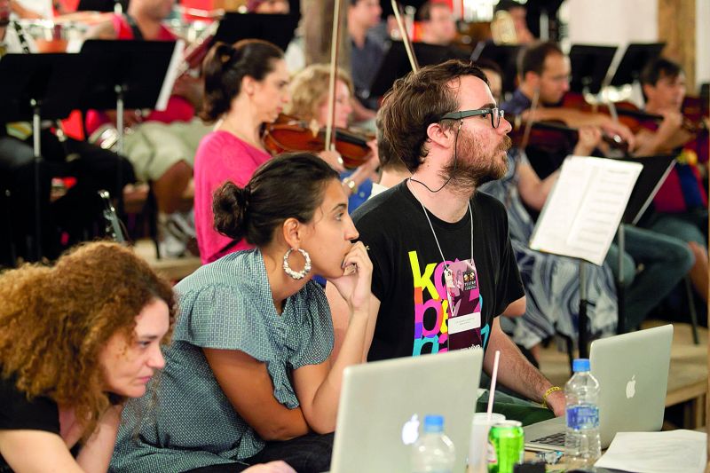 Marcos Morau observa ensaio que reúne brasileiros e espanhóis | Daniel Sorrentino/Divulgação