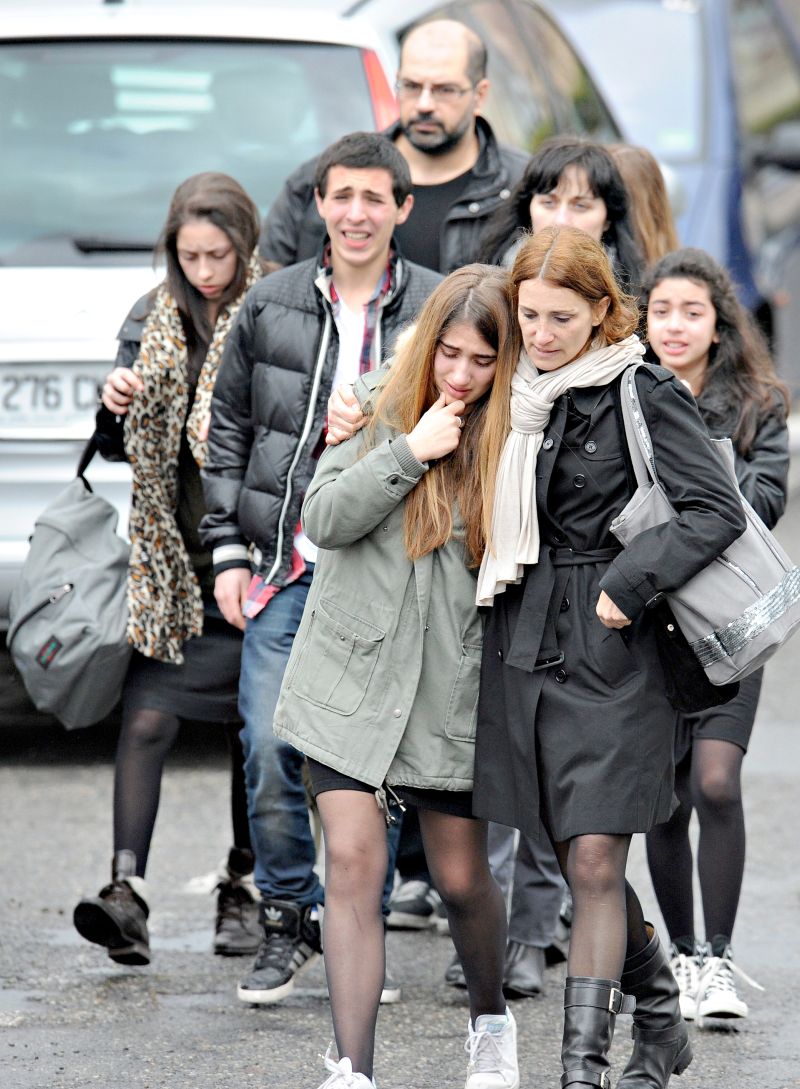 Parentes de vítimas de atirador deixam escola judaica em Toulouse, no sul da França | Remy Gabalda/AFP