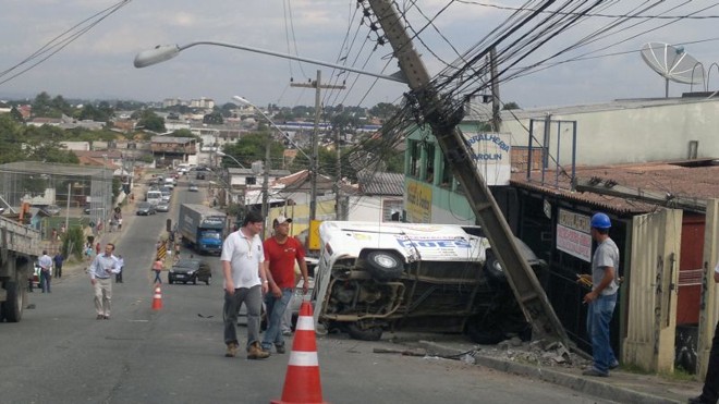 O caminhão teria voltado de ré e colidido com outros veículos | Heliberton Cesca/Gazeta do Povo