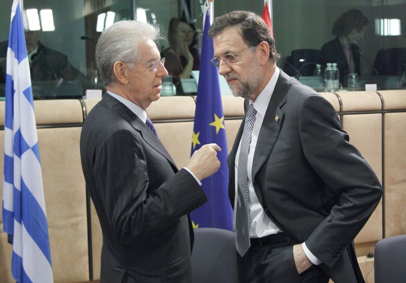 O premiê espanhol, Mariano Rajoy (à direita), com seu colega italiano, Mario Monti: déficit não vai cair como planejado | François Lenoir/Reuters