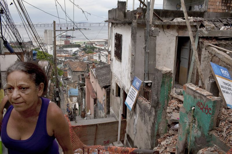 Operários da prefeitura do Rio já começaram a demolir alguns imóveis na Vila Autódromo: medo de atrasar a conclusão das obras | Mauricio Lima/ The New York Times