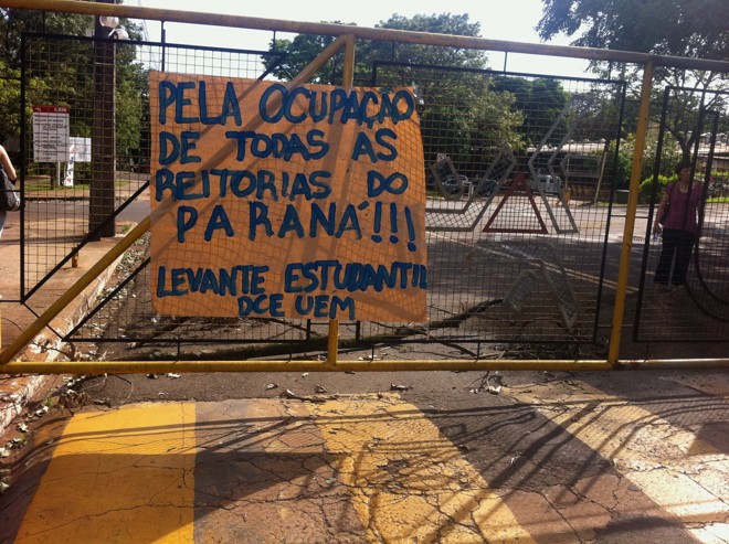 Manifestantes fecharam os portões da universidade e, em frente a alguns deles, atearam fogo | Divulgação