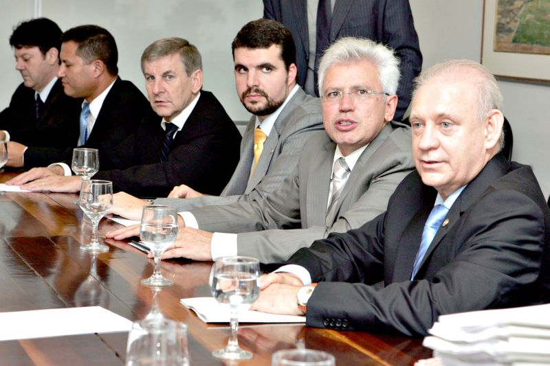 Traiano (extrema direita da foto) e Durval (a seu lado) comandaram a reunião com deputados: a partir de 2013 os parlamentares não terão mais emendas, mas poderão sugerir investimentos no plano de governo | Fotos: Henry Milleo/ Gazeta do Povo