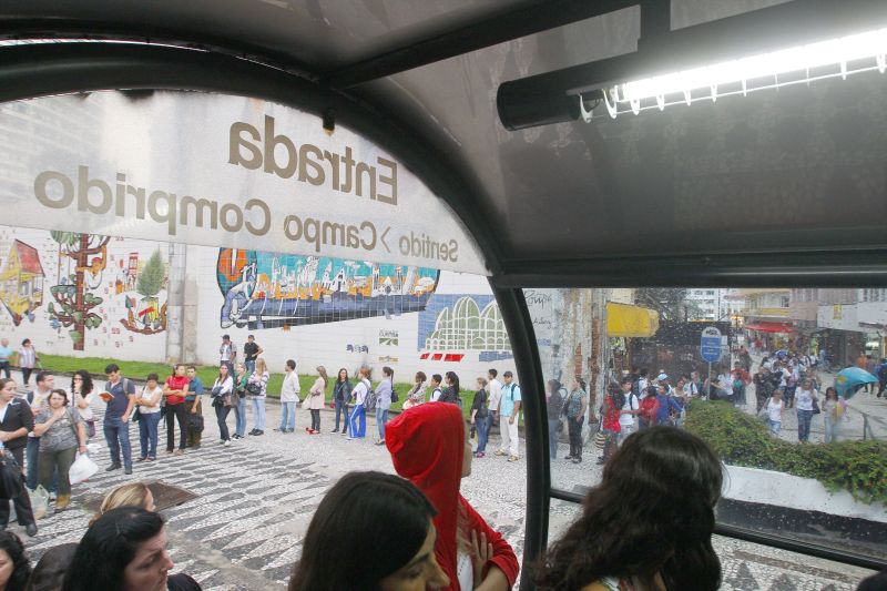 Reajuste da tarifa passa a valer já na segunda-feira: revisão anual prevista em contrato e aumento salarial dos motoristas e cobradores pesaram no valor final | Daniel Castellano / Gazeta do Povo