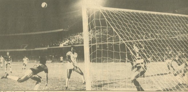 O goleiro Rafael, do Atlético, acompanha lance ofensivo do Pinheiros, o campeão de 1984 | Arquivo/ Gazeta do Povo