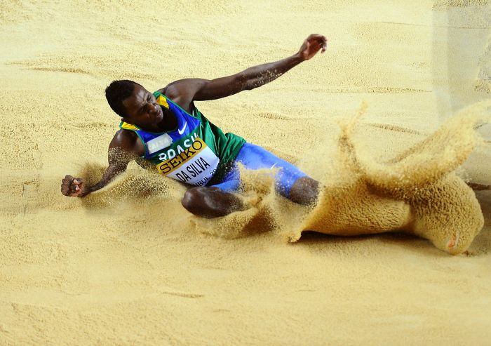 Mauro Vinicius da Silva salta para fazer a melhor marca do ano no salto em distância no Mundial de Instambul | AFP
