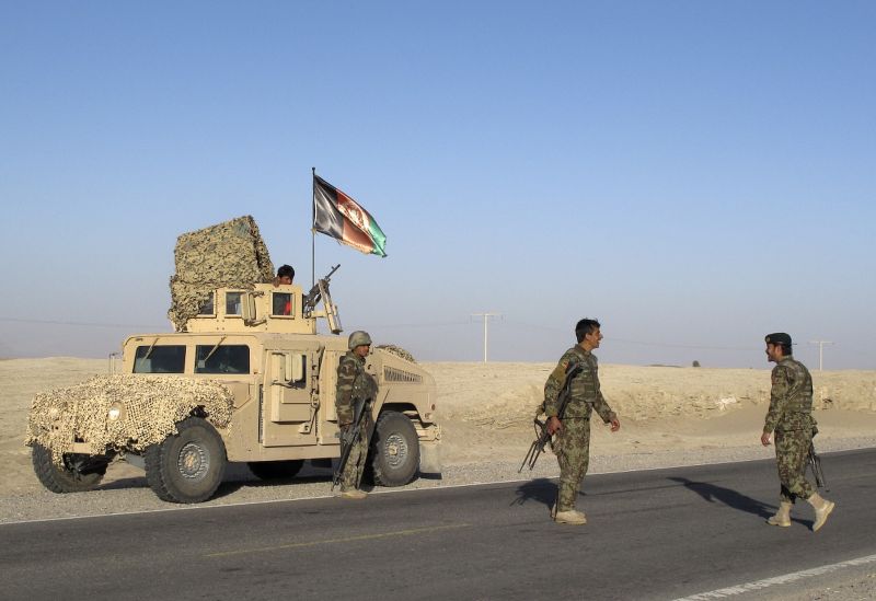 Soldados do Expercito Nacional do Iraque chegam a local de explosão que matou seis soldados britânicos em Helmand | REUTERS/Abdul Malik