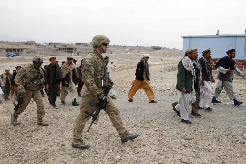 Soldados norte-americanos vigiam militantes do Taleban na Província de Laghman | REUTERS/ Parwiz