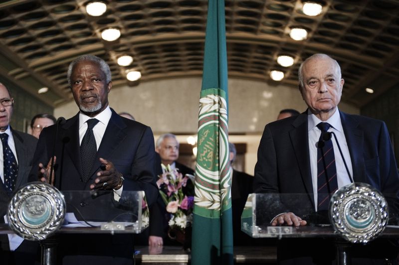 Enviado especial da ONU e da Liga Árabe Kofi Annan (à esquerda) fala à imprensa ao lado do secretário-geral da liga, Nabil al-Arabi | AFP PHOTO/GIANLUIGI GUERCIA