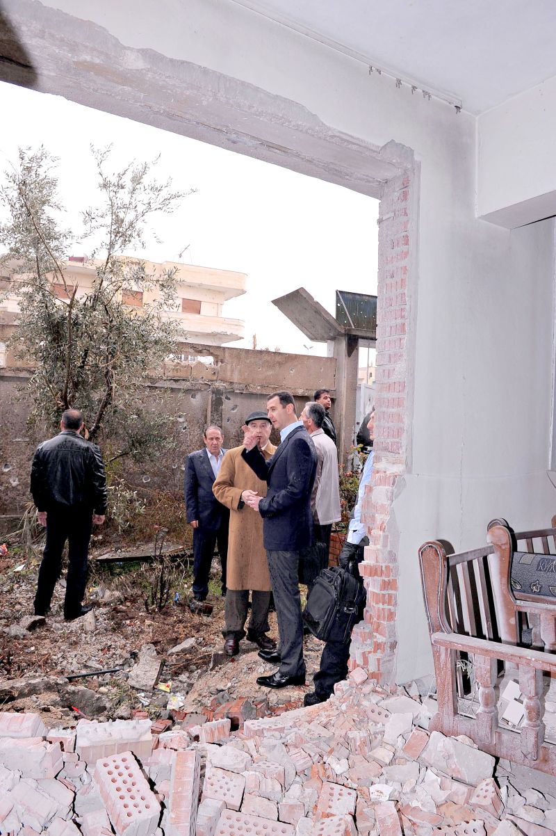 Em imagem oficial, Assad aparece caminhando por bairro de Homs | Sana/Reuters