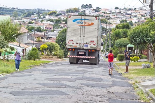 Rua cheia de remendos: moradores reclamam de má conservação do bairro |