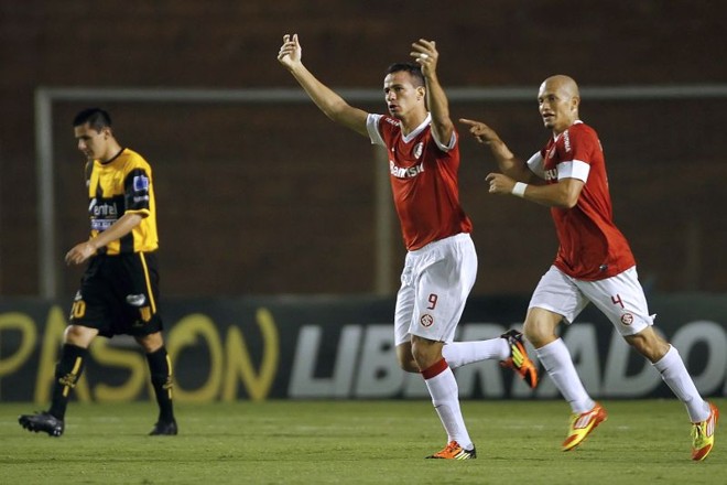 Lenadro Damião comemora o gol do Inter sobre o The Strongest. Time gaúcho marcou dois gols antes dos dez minutos da etapa inicial | AFP