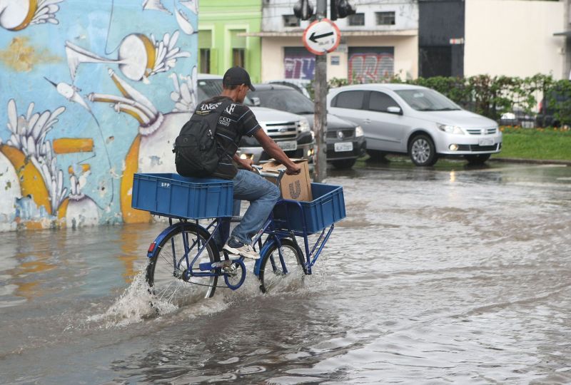 Um dos pontos críticos está na esquina da Avenida Visconde de Guarapuava com a Travessa da Lapa | Ivonaldo Alexandre/ Gazeta do Povo