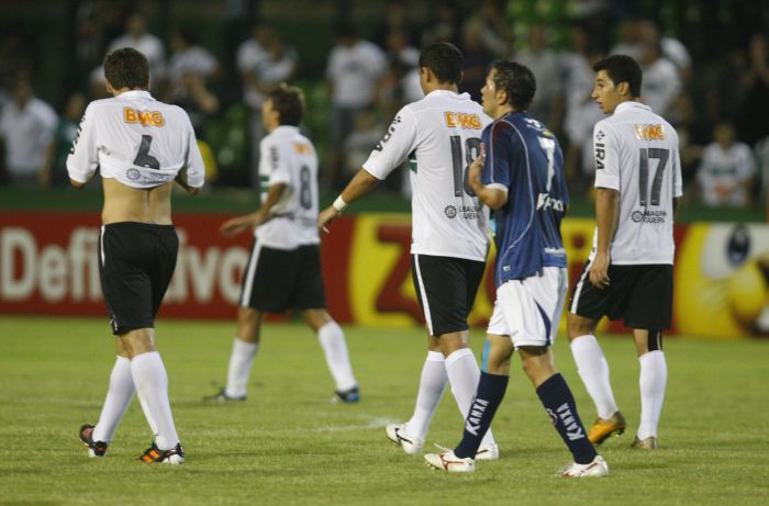 Marcel (camisa 18) caminha após o gol contra o Toledo: atacante preferiu não comemorar diante das vaias | Antonio More / Gazeta do Povo