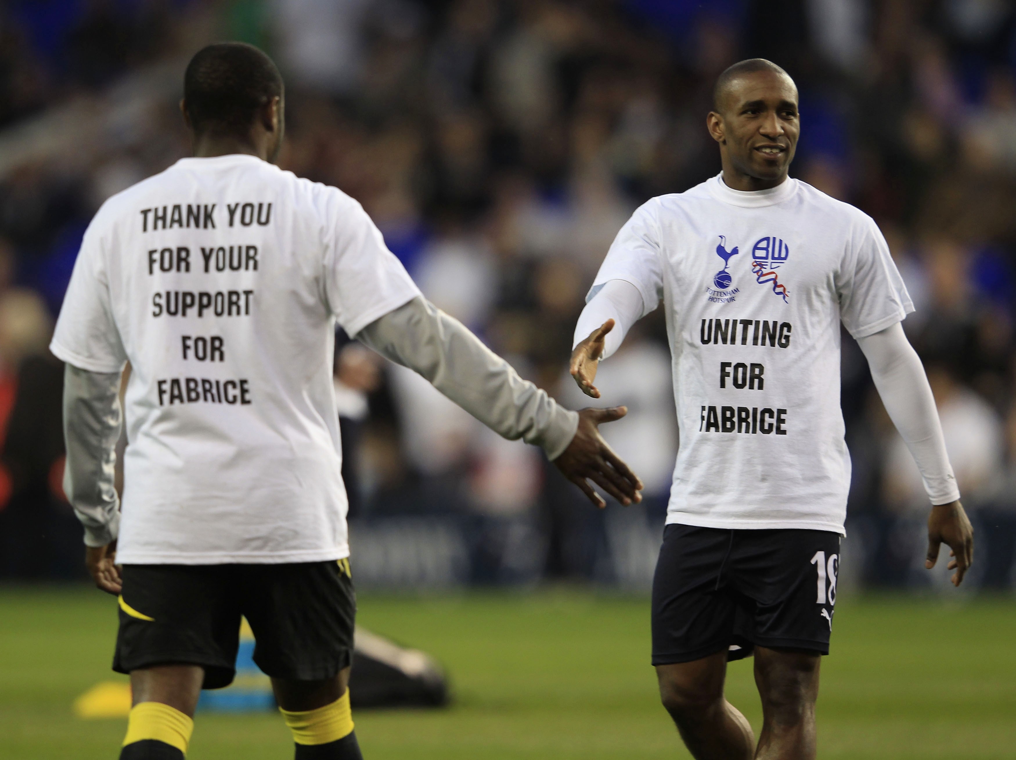 Jogadores do Tottenham entraram com camisa em apoio a Muamba | Eddie Keogh/ Reuters