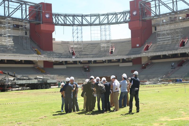 Representantes da Fifa e do COL visitaram a Arena da Baixada | Aniele Nascimento / Agência de Notícias Gazeta do Povo