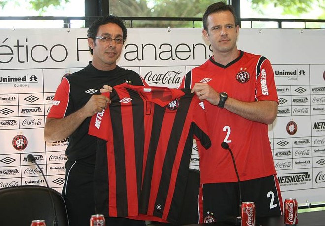 Rafael Schmitz é apresentado pelo diretor de futebol Sandro Orlandelli e diz que joga até de goleiro se for preciso | Aniele Nascimento / Agência de Notícias Gazeta do Povo