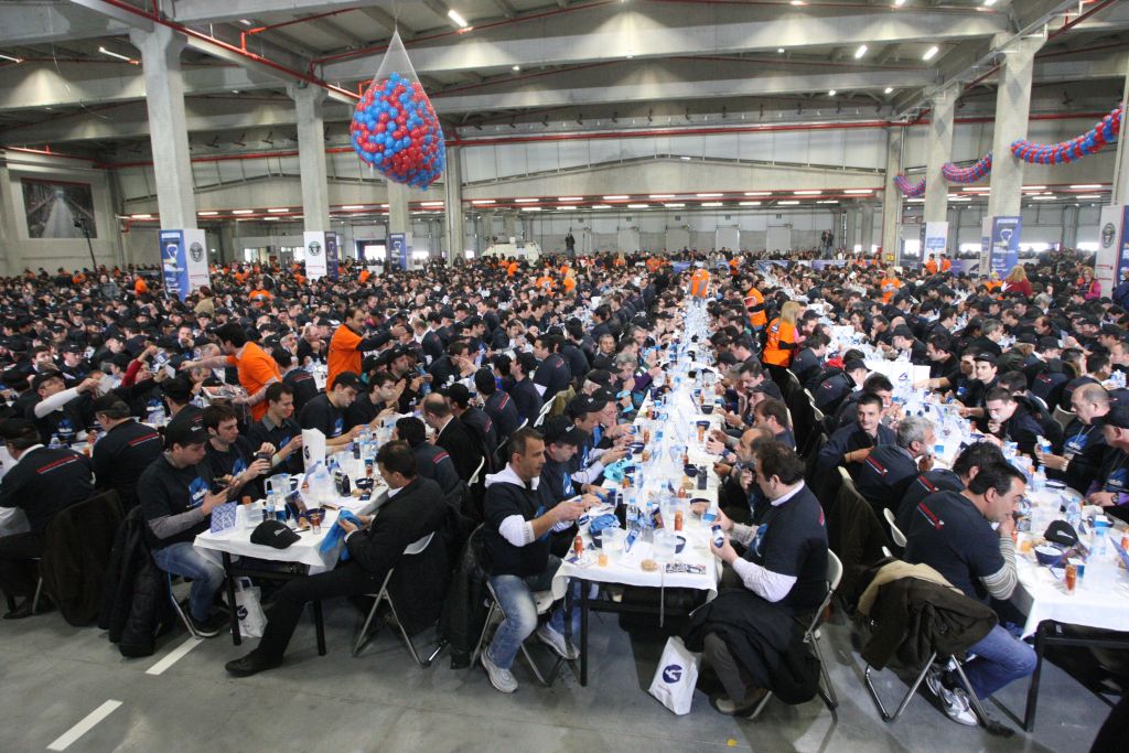 Evento conseguiu reunir 2.150 homens para fazer barba simultaneamente | AFP