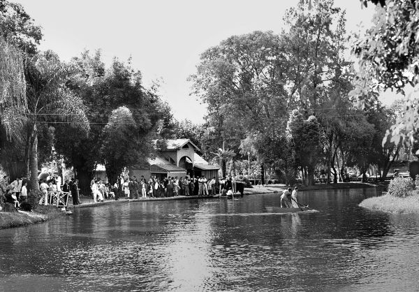 O Passeio Público desde a sua fundação, em maio de 1886, teve seu lago formado pelas águas do Rio Belém, que se tornaram poluídas pelos dejetos químicos lançados pelo curtume que existia no atual Parque São Lourenço. Hoje, o lago recebe água de poços artesianos. Foto de 1947 | CD/Arquivo