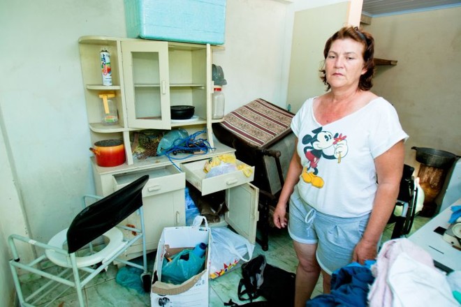 A dona de casa Lairi Inez Campiol, que dá abrigo a Ismael, mostra a casa no Uberaba supostamente revirada depois da passagem da polícia, no último sábado | 