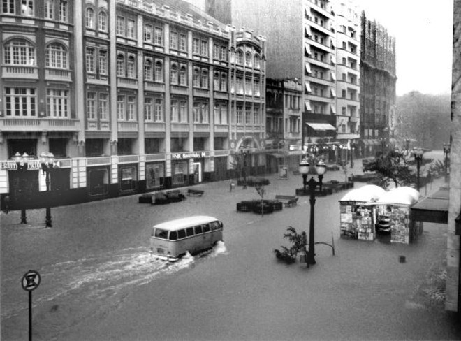 Enchente causada pelo Rio do Ivo na Avenida Luiz Xavier, em janeiro de 1997 | 