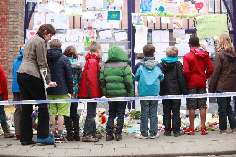 Crianças prestam homenagens às vítimas do acidente de ônibus que matou 22 crianças na Suíça | AFP PHOTO / BELGA / CHRISTOPHE LEGASSE