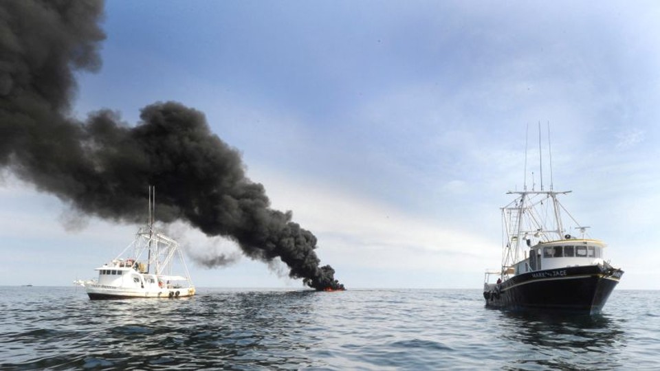 Navios perto de um incêndio controlado no Golfo do México, região onde Obama não permite a perfuração ilimitada de petróleo | US Navy/AFP