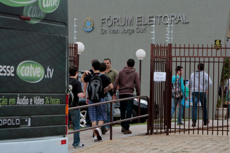 Estudantes entre 16 e 18 anos são levados de ônibus ao fórum eleitoral de Cascavel para fazer o título de eleitor | César Machado/Vale Press
