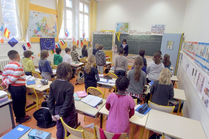 Alunos da escola de ensino fundamental Hospitalieres-Saint-Gervais, em Paris, fazem minuto de silêncio pelas vítimas de ataque em Toulouse | Pierre Verdy/AFP