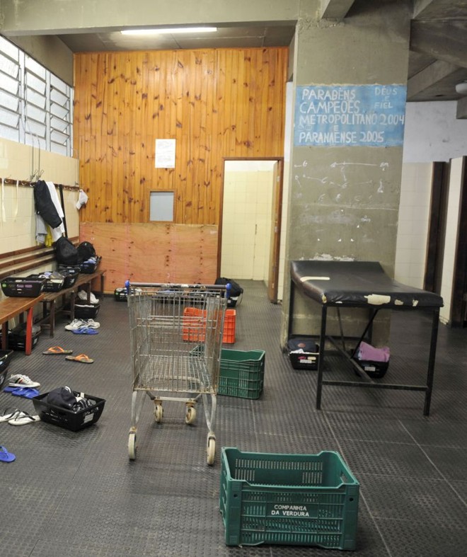 Vestiário principal da casa paranista no Boqueirão revela o abandono: carrinho de supermercado, caixa para transportar alimentos e saudação aos campeões de 2005 |