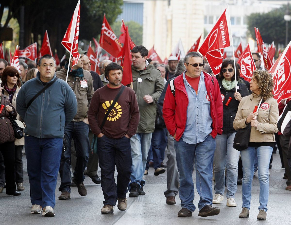 Manifestantes protestam em Valência: eles dizem que as medidas do governo irão piorar a economia ja debilitada do país | REUTERS/Heino Kalis