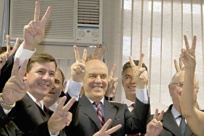 Serra em plena campanha: V da vitória com companheiros, dois dias após dizer que pretende ser candidato | Apu Gomes/Folhapress