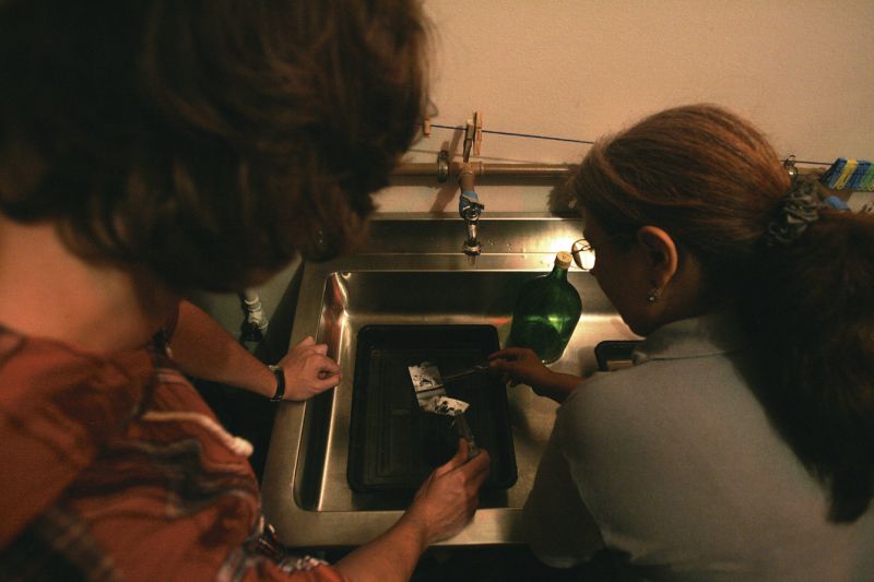 Sem estagiários: laboratório de fotografia da Universidade Estadual de Ponta Grossa sofre com mais um corte de verbas | Josué Teixeira / Gazeta do Povo