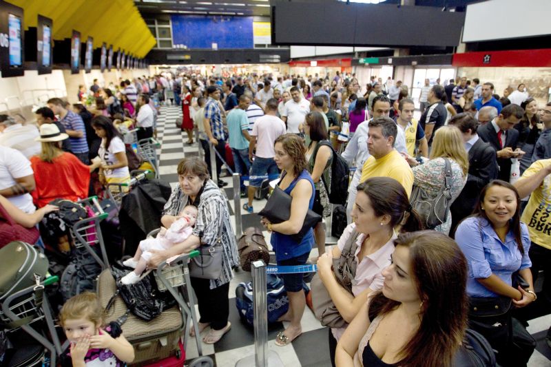 Aeroporto de Congonhas: atendentes tiveram de fazer o check-in à mão | Danilo Verpa / Folhapress