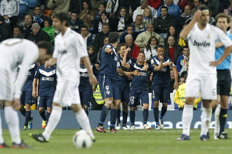 Santi Cazorla comemora o primeiro gol com os companheiros de Málaga na vitória sobre o Real Madrid | EFE