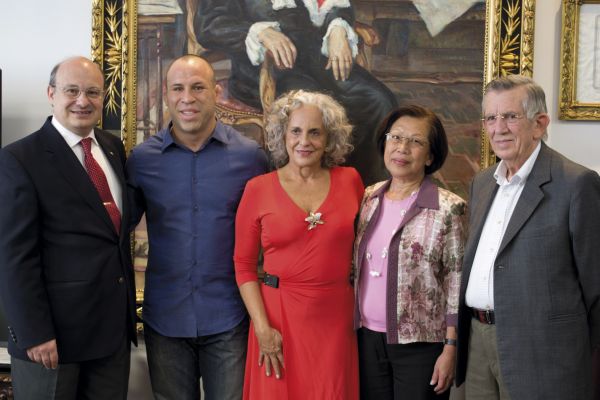 Wanderlei Silva (de azul) decidiu entrar na luta pelo Hospital de Clínicas da UFPR. Ontem de manhã, o campeão de MMA foi recebido pelo reitor, Zaki Akel Sobrinho (à esq.), por Maria Elisa Ferraz Paciornik (de vermelho), superintendente da Associação dos Amigos do HC, e pelo presidente do Conselho da entidade, Euclides Scalco. O convite ao lutador curitibano, que reside em Las Vegas, foi feito por Tereza Hatue de Rezende, sua amiga e apoiadora da AAHC | Juliana Guerra