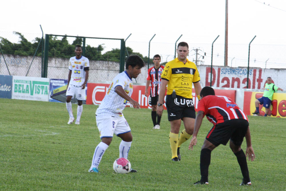 Paulinho, do "Leão do Vale", dribla jogador do Roma no Estádio Albino Turbay | Divulgação/Cianorte Futebol Clube