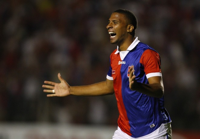 Atacante Nilson, autor do segundo gol paranista, admitiu que a equipe sentiu a pressão da estreia em casa no primeiro tempo | Hugo Harada / Gazeta do Povo