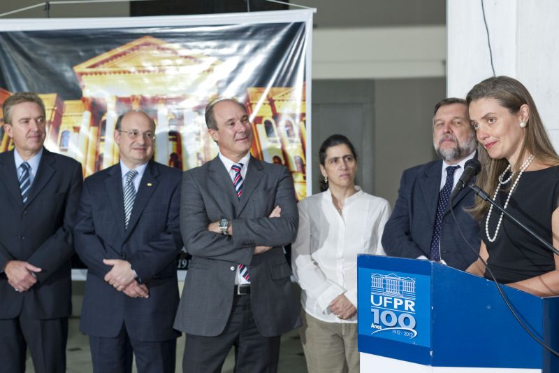 Um diploma de agradecimento foi entregue à família do jornalista Francisco Cunha Pereira Filho, representada pela vice-presidente Ana Amélia Filizola | Diego Pisante / Agência de Noticias Gazeta do Povo