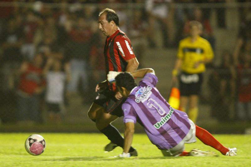 Paulo Baier saiu do banco de reservas para dar ritmo ao Atlético na partida contra o Rio Branco. Mais uma vez, marcou um belo gol de falta, que fechou o placar | Antonio More/Gazeta do Povo