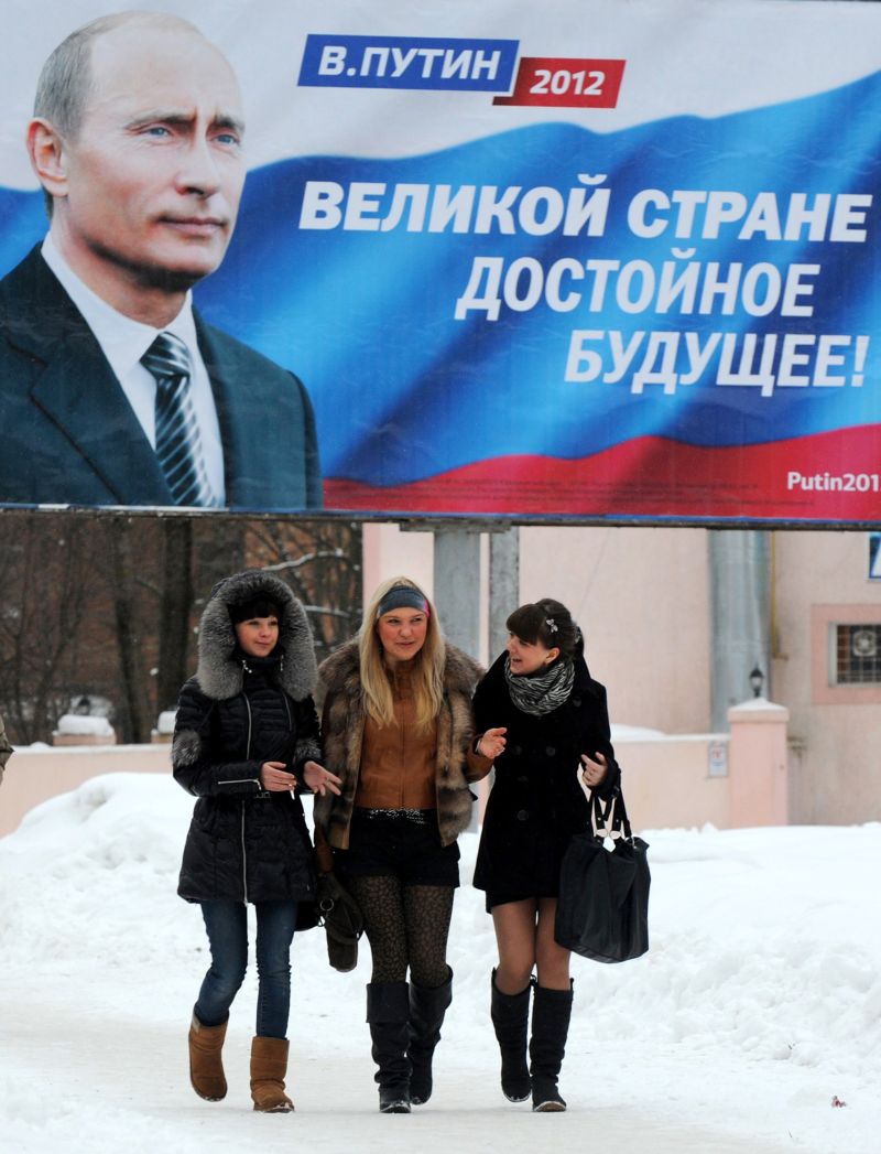 Campanha
de Vladimir
Putin pelas ruas de Moscou. Primeiro-ministro é favorito, mas não contará com a maioria absoluta no Legislativo | Viktor Drachev/AFP