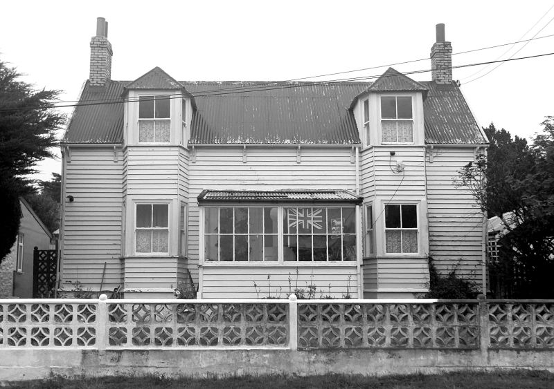 Bandeira das Ilhas Malvinas aparece pendurada na janela de uma casa em Stanley a maioria dos moradores se assume como britânica | Fotos: Marcos Brindicci/Reuters