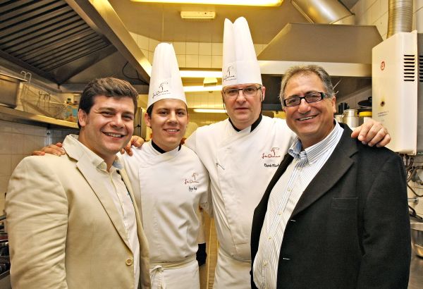 Os chefs Dyogo Prado (à esq.) e Ricardo Filizola e os empresários Rodrigo do Prado (de paletó claro) e Andersen Prado comemoraram, com um badalado jantar nesta quinta-feira, a parceria entre o La Cocina Gastronomia e Eventos e a Trattoria Boulevard. O buffet juntou-se ao restaurante da Voluntários da Pátria, que passa a atuar como espaço de eventos à noite | Hugo Harada/Gazeta do Povo